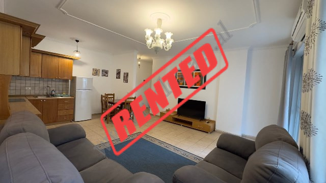 Apartament 1+1 me qira ne rrugen Maliq Muco prane Qendres se Tiranes.
Pozicionohet ne katin 3 te nj